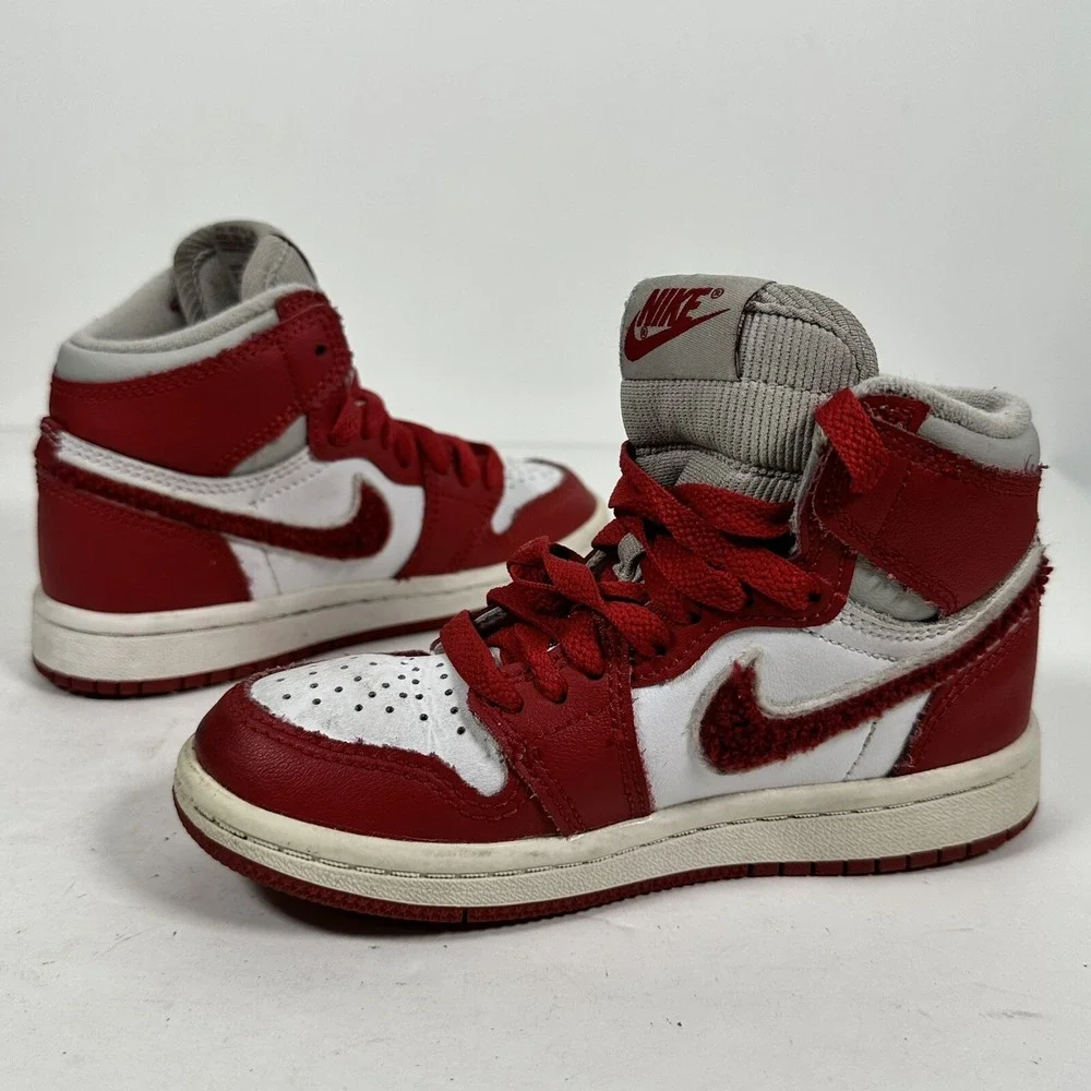 Nike Air Jordan 1 Retro Boys Size 10.5C Red Athletic Shoes Sneakers CU0449-061‎